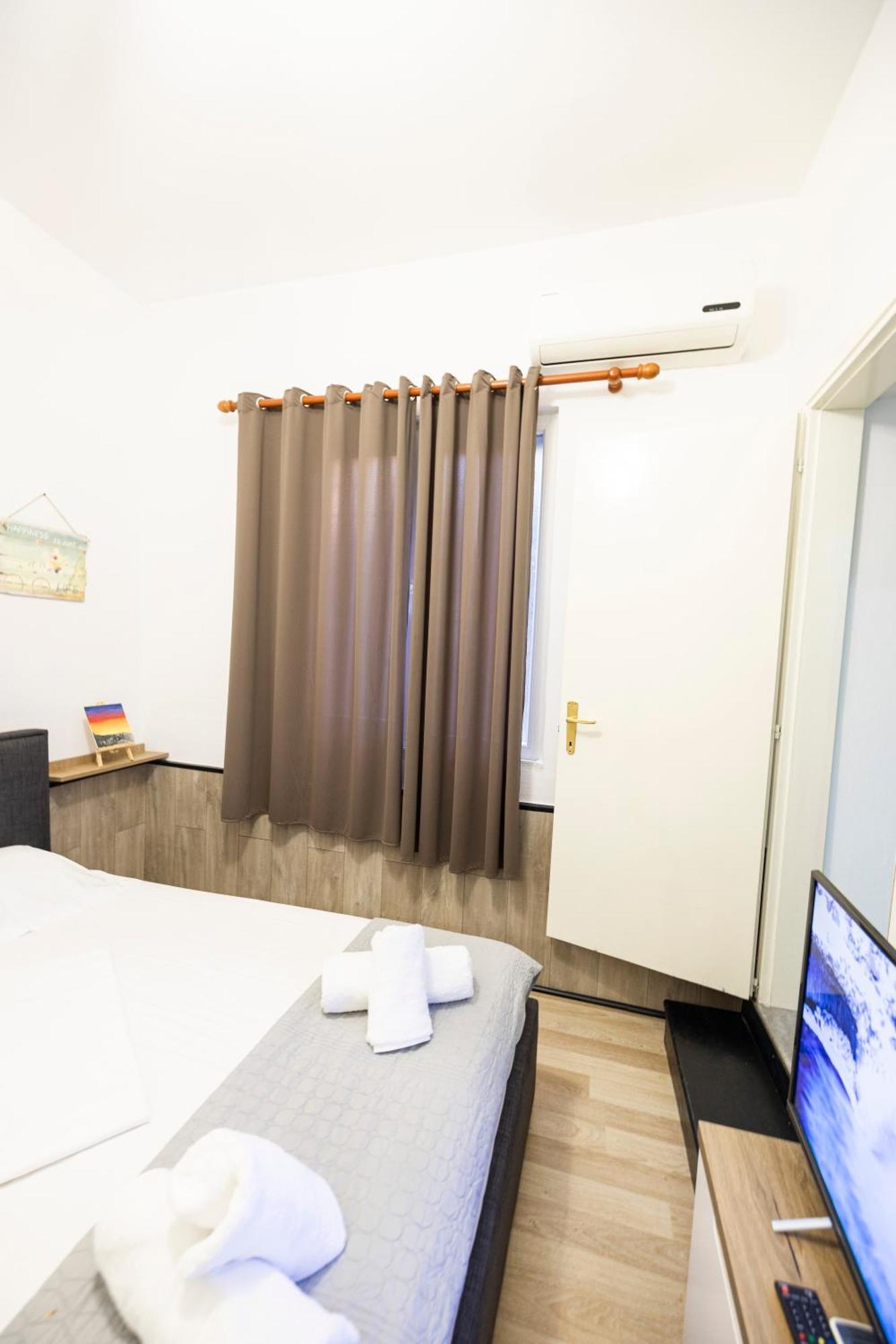 Tiny Cute Studio Near The City Center - 5 Min Walk Тирана Екстер'єр фото